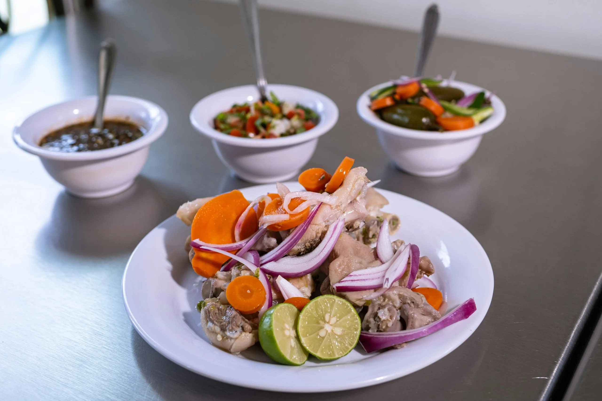 Single-dish balanced diabetic-friendly dinner with lean protein and vegetables